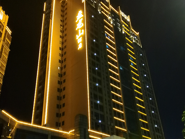 宇泉投光燈：光芒匯聚，萬千華彩